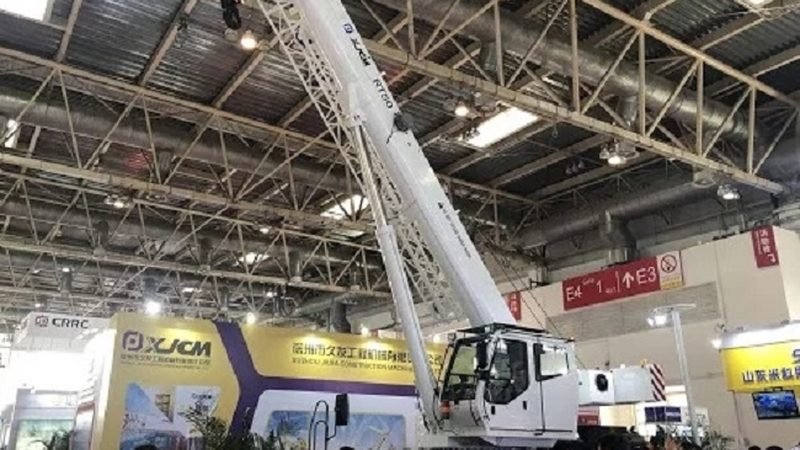 高空作业车在作业过程中，必须采取必要的安全防护措施。包括但不限于：