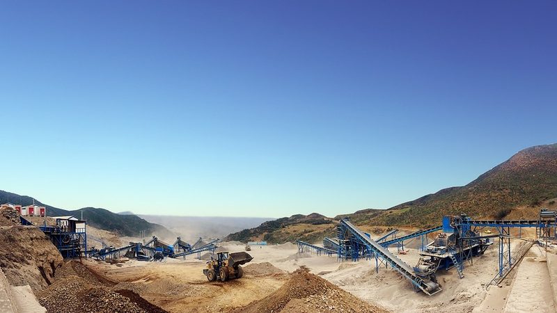 道路施工中的双面能手：摊铺机与平地机的区别解析